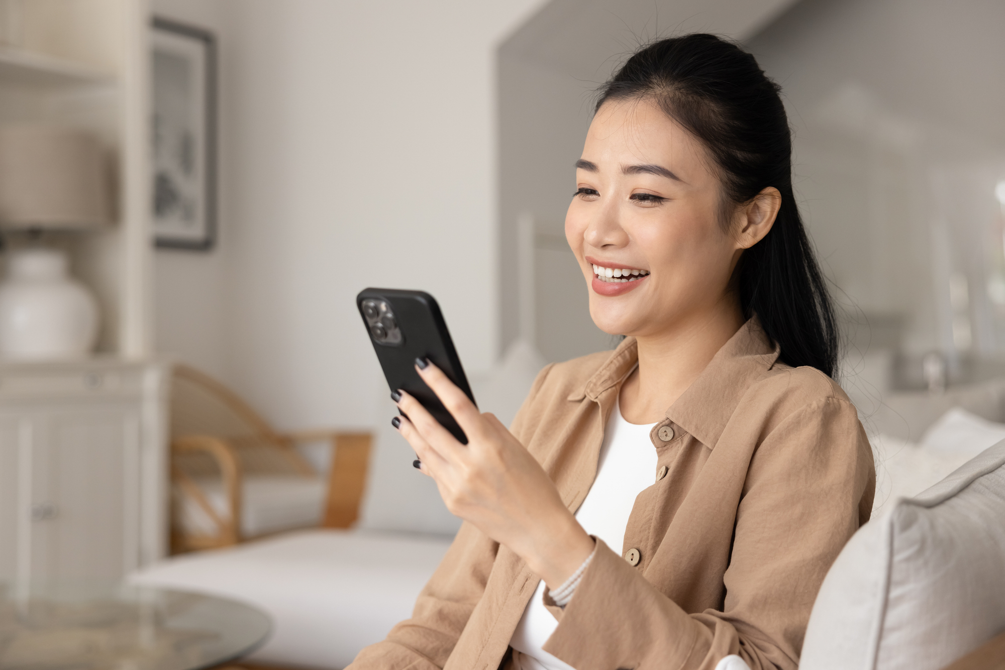電話で相談する女性のイメージ写真